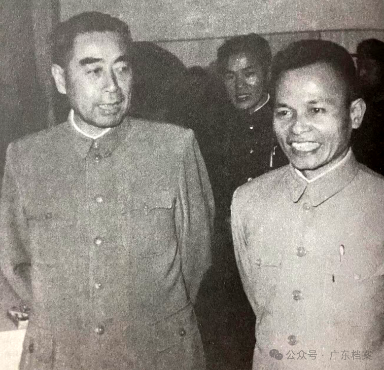 图为周恩来总理（左一）视察第1届广交会。