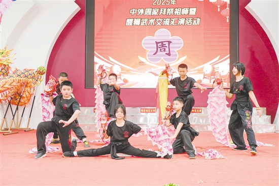各馆代表在交流汇演活动中展示周家拳风采。