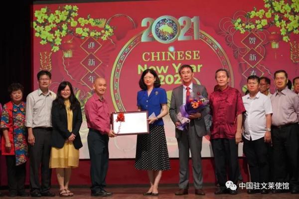 驻文莱大使于红走访马来奕华社与华校。