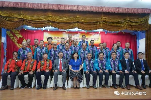 驻文莱大使于红走访马来奕华社与华校。