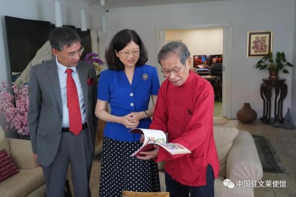 驻文莱大使于红走访马来奕华社与华校。