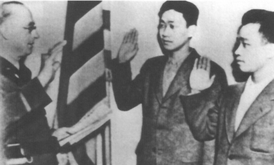 世界反法西斯战争期间，共有1.3万多名华侨华人在美国陆军服役，占当时美国华侨华人总数的17%，图为参军时的宣誓仪式。