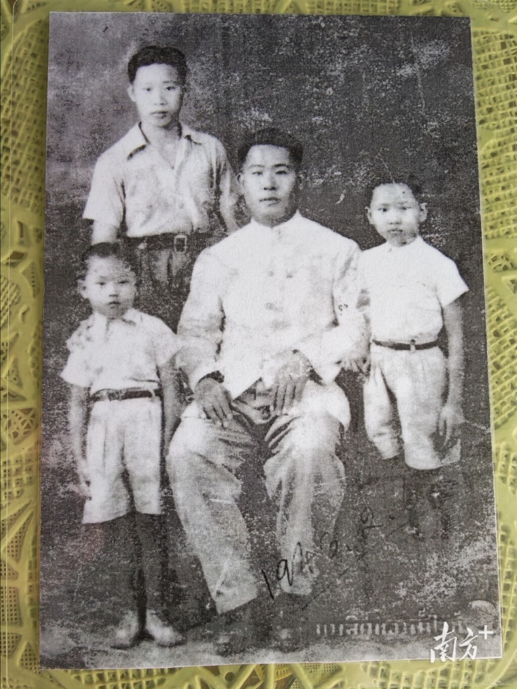 1940年5月，马明回泰国时与父亲的合影，彼时其母因病已于1939年在家乡去世。