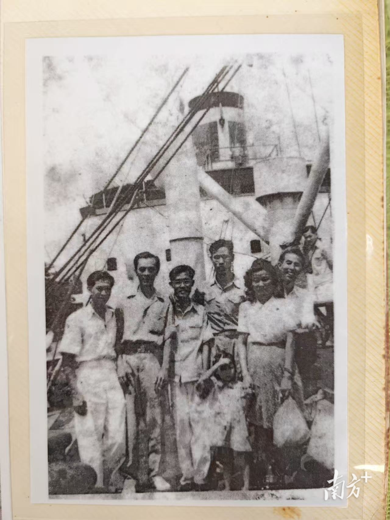 1948年7月马明和黄璧辉（马明的爱人兼战友）回香港前亲友送行（右一起分别为璧辉二哥、璧辉、邻居小女孩、马明；左起两位是华夏合唱团团友；左起第三位为杨国智，回国后任山西省侨联副主席、太原第十四中学教师）。