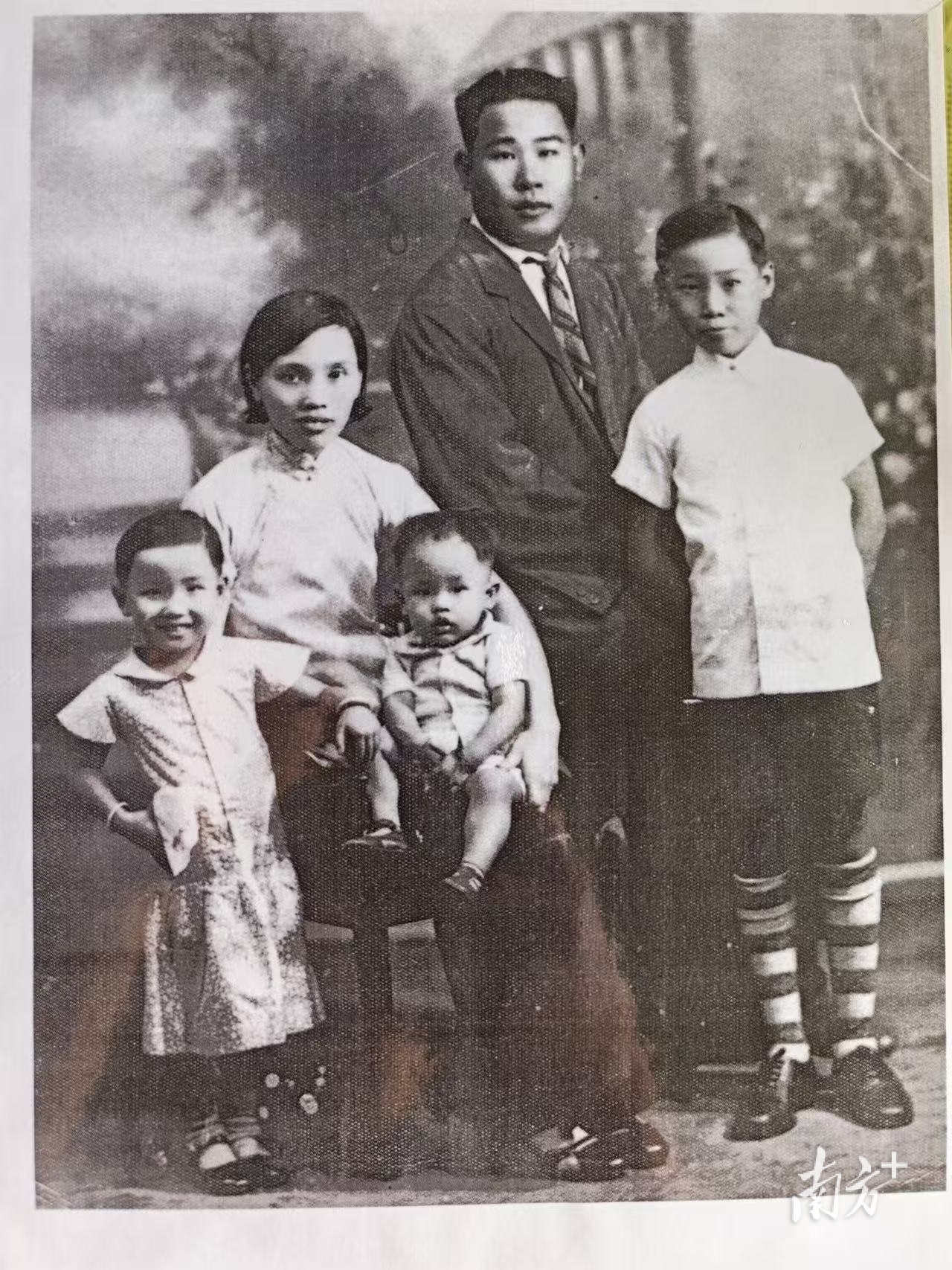 1937年12月，马明回国前在泰国和父母合影（后排右一为马明）。