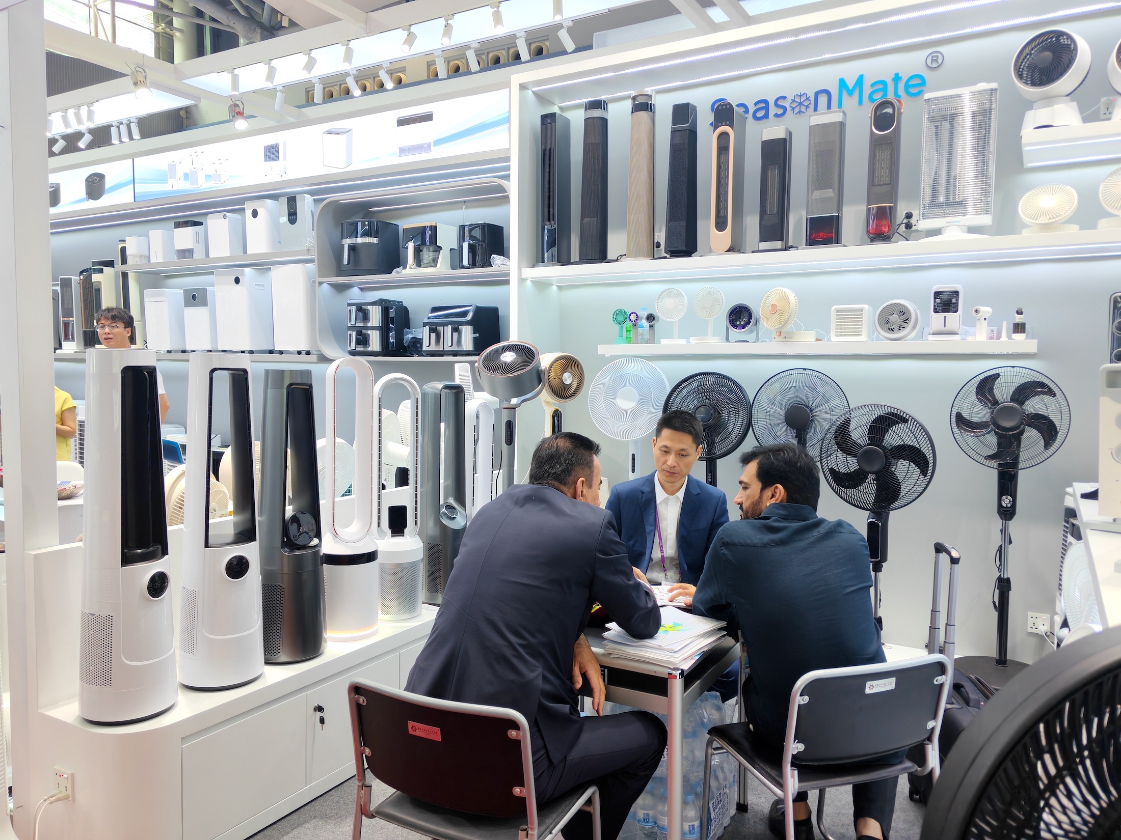 10月16日,广交会现场,宁波慈溪进出口控股有限公司展台有外国客商前来咨询。人民网 宁玉瑛摄