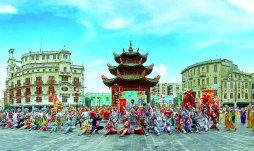 在汕头，历史文化街区常态化上演英歌舞等潮汕特色文艺表演。