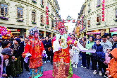 2025年汕头市小公园新春文化庙会上，潮剧表演吸引市民游客驻足观赏。