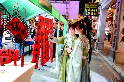 汕头街头举行文创集市展示非遗项目。