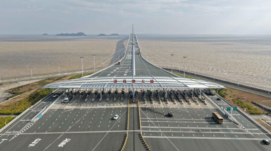 这是1月6日拍摄的港珠澳大桥出入口（无人机照片）。新华社记者 邓华 摄