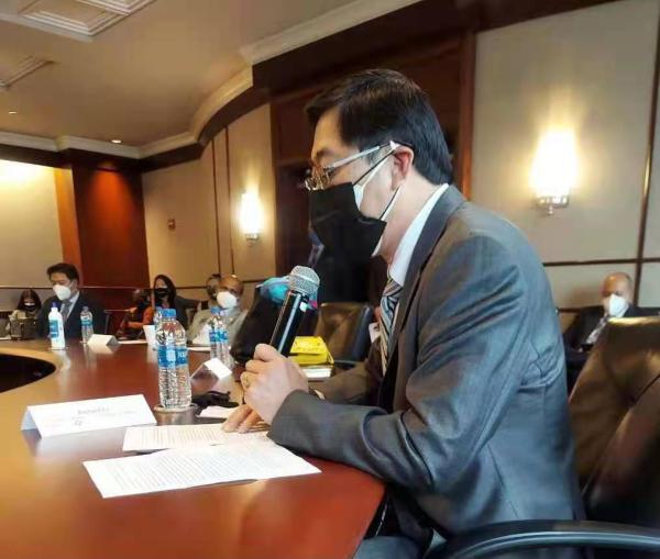 图为亚特兰大中国商会前会长李雁翔致词。(美国《美中报导》)