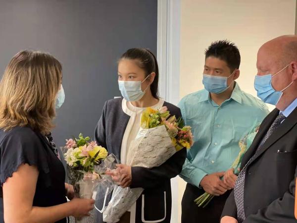 图为国会议员孟昭文慰问遇难者谭某女儿等亲属。(美国《美中报导》)