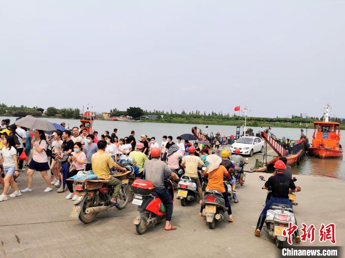 石板沙村经渡口上岛的游客众多