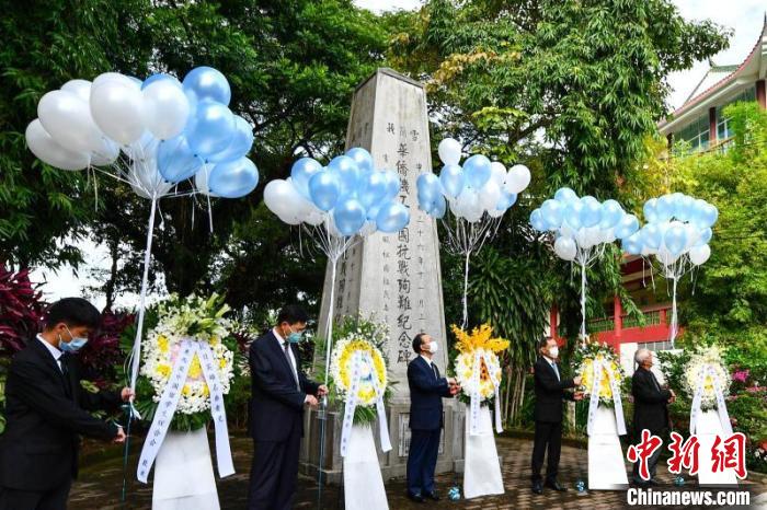 欧阳大使和各界代表放飞气球，祈愿和平安定。中国驻马来西亚大使馆供图