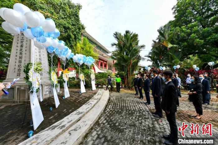 面向先烈鞠躬默哀。中国驻马来西亚大使馆供图