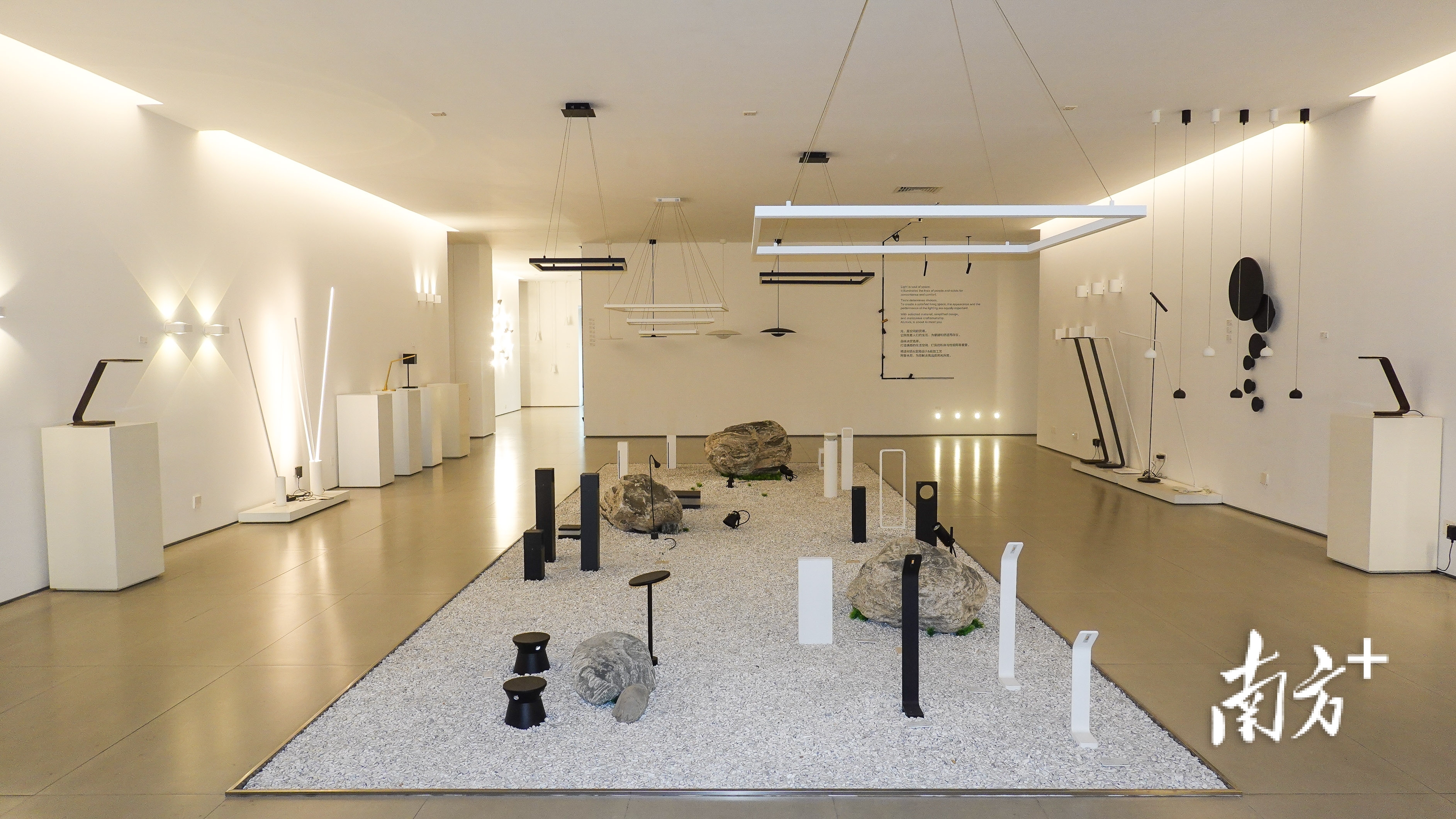 中山市阿鲁米尼照明有限公司展厅展出的灯饰。
