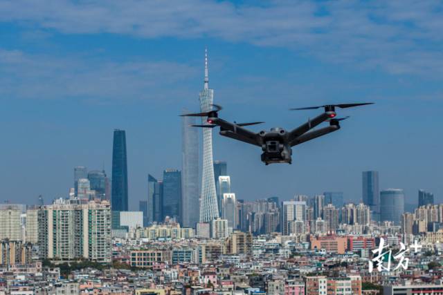 2024年12月18日，广东广州，天空领域科技有限公司的无人机正在广州市区进行自动巡查，采集信息，为社会治理提供支持。张令/摄