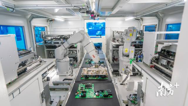 广州视源创新科技有限公司的生产线。许舒智/摄