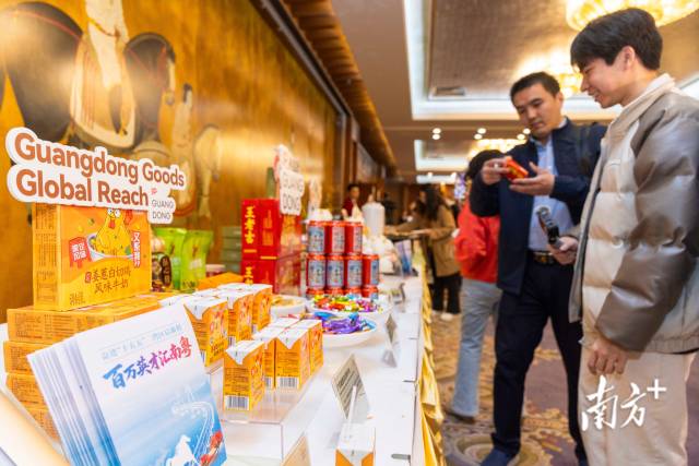 开放日中，茶歇区域展示了广州近期热卖的姜葱白切鸡味牛奶。梁钜聪/摄