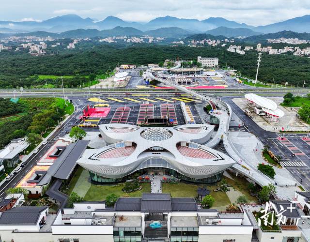包茂高速柏桥服务区。钟志辉/摄