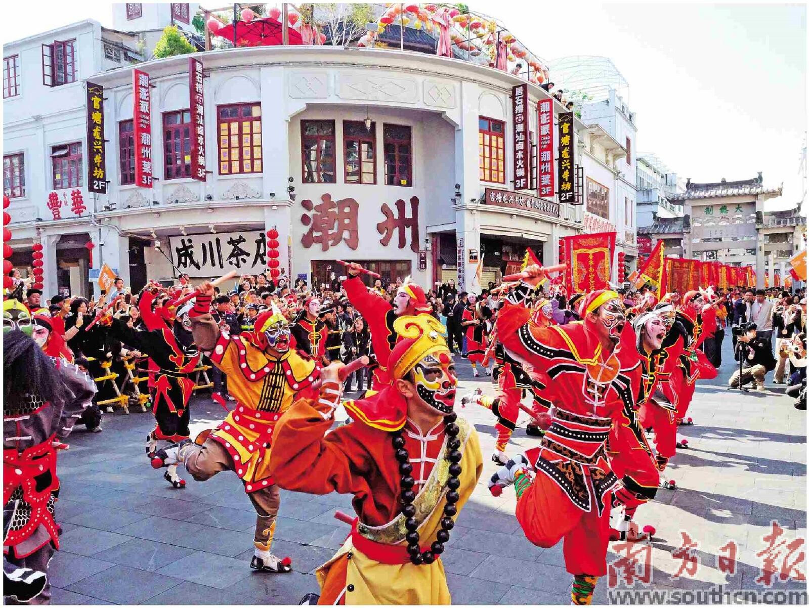 　巡游活动中，行进式非遗展演展现潮州“非遗生活之城”的文化实力与活力。南方日报记者 郑新洽 摄