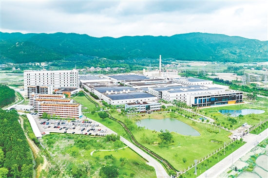 捷德纺织(台山)有限公司位于海宴镇沙栏工业区,占地面积31.76万平方米,是一家集牛仔布研发和生产于一体的现代化企业。 捷德纺织(台山)有限公司位于海宴镇沙栏工业区,占地面积31.76万平方米,是一家集牛仔布研发和生产于一体的现代化企业。