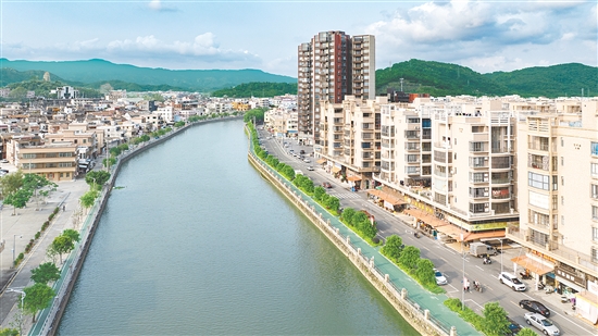 海宴镇聚力美丽圩镇建设，精心打造美丽河道，实施一河两岸景观亮化工程。