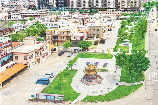 海宴镇绿美生态小公园绿植丰茂、配套完善,绘就宜居惠民生态休闲新图景。 海宴镇绿美生态小公园绿植丰茂、配套完善,绘就宜居惠民生态休闲新图景。