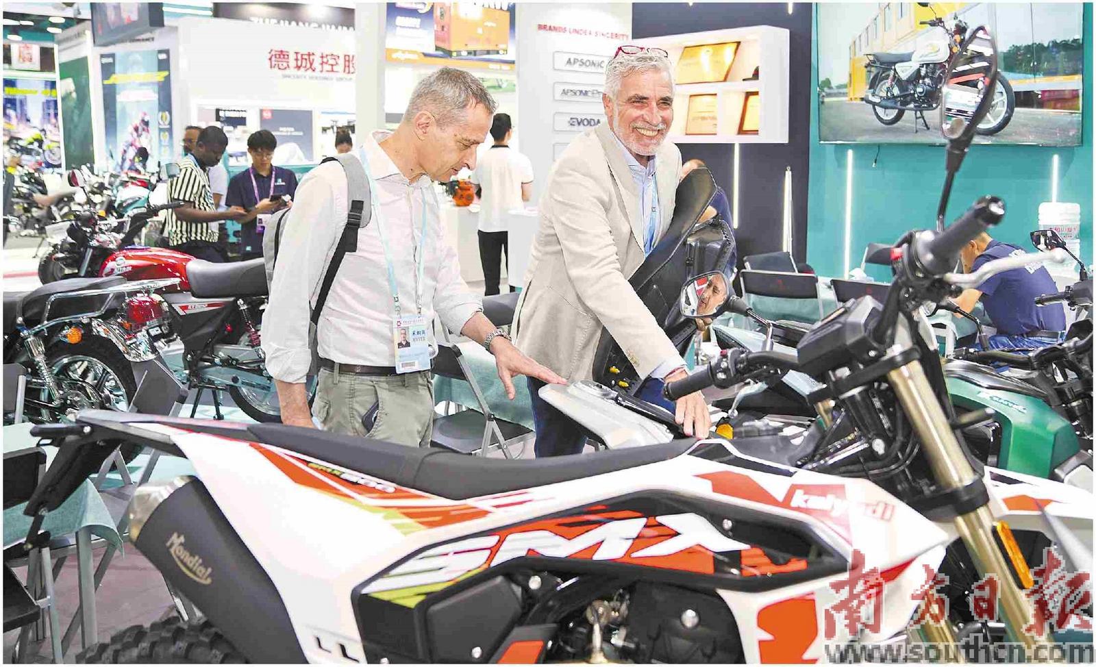 境外客商正在选购江门的摩托车。南方日报记者 钟志辉 摄