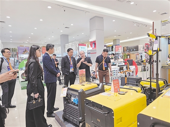 江门企业家考察印尼长友集团旗下商场，深入了解当地的产品和市场。