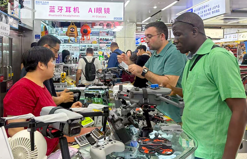 外籍游客在深圳华强北选购无人机产品。华强北街道办供图