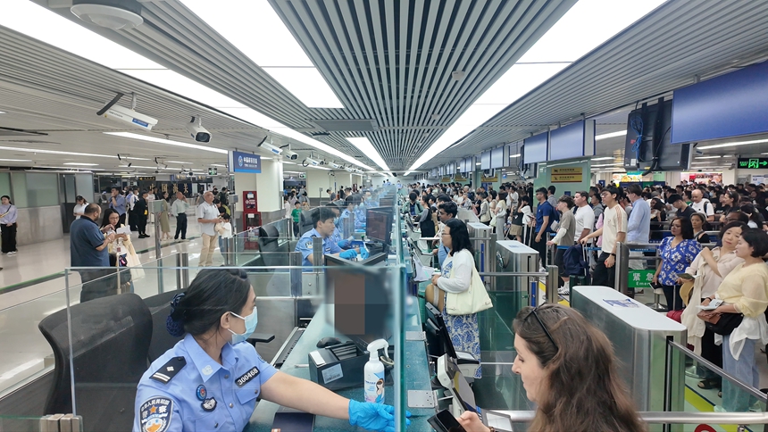 旅客在罗湖口岸入境大厅排队通关。罗湖边检供图