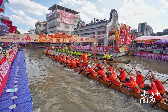 这个端午，佛山龙舟再度站上“C位”。图为叠滘龙船漂移大赛茶基J弯双龙戏珠对决。戴嘉信摄